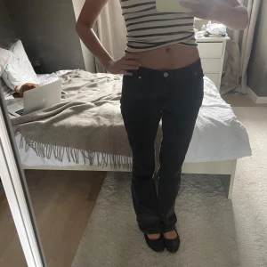 Svarta bootcut jeans med låg midja - Monki jeans, inga defekter☺️