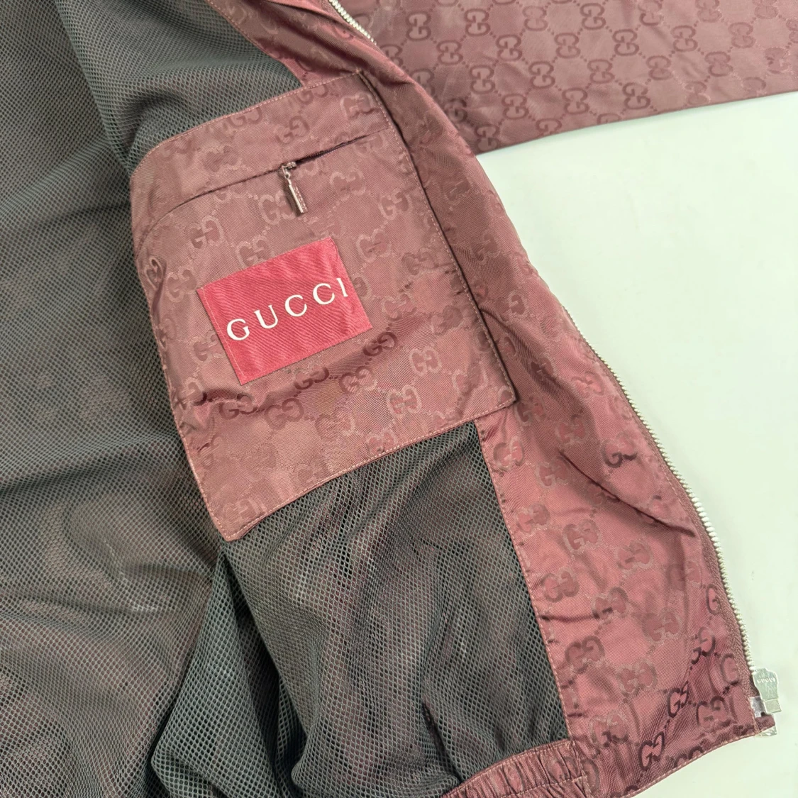 Vinröd vindjacka från Gucci - 2