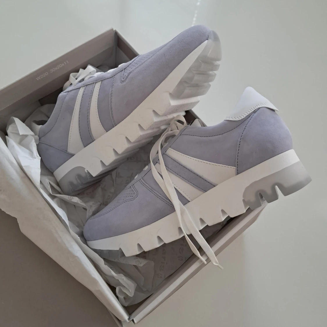 Ljuslila sneakers från Tamaris - 2