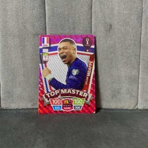 Top Master - Kylian Mbappé (FIFA World Cup Qatar 2022 Adrenalyn XL) - Samlarkort med Kylian Mbappé från FIFA World Cup Qatar 2022. Top Master, rare-kort med maxade stats – perfekt för dig som älskar fotboll och vill boosta din samling med en av världens bästa forwards!