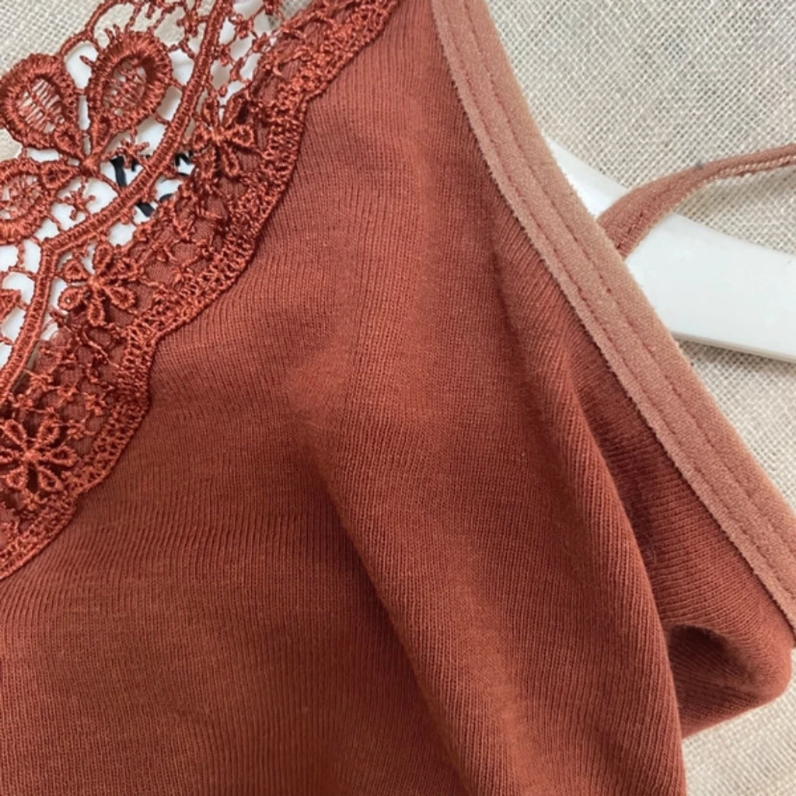 Rödbrun linnetopp med spets - 1