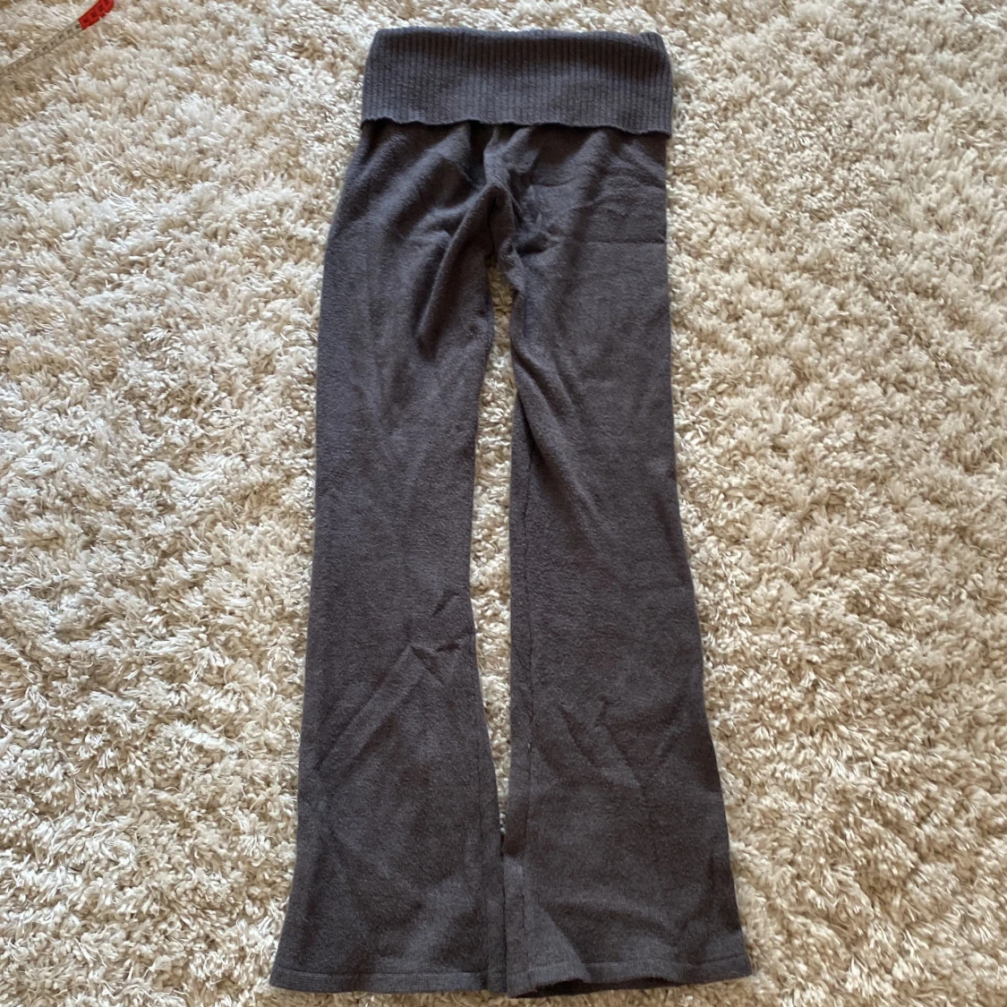 Grå stickade byxor från Gina Tricot - 1