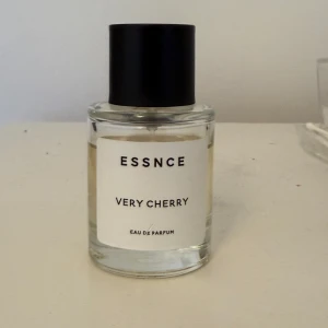 ESSNCE Very Cherry Eau de Parfum - Parfymen Very Cherry från ESSNCE, lite för feminin för min smak men rekommenderar starkt för hösten. Väldigt lik lost cherry av Tom Ford 🙃