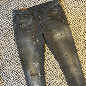 DONDUP GEORGE JEANS - Tjena! Säljer nu ett par tvär feta Dondup jeans! | Skick 9/10 Mycket bra! | Midja: 41cm | Längd: 104cm | ”hål” bild 4-5 | Nypris ca 3500kr | Mitt pris 925kr | Kom gärna pm vid frågor eller funderingar | Postas eller möts upp i Gävle!
