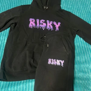 Risky universe tracksuit - En riktig fin o fräsch risky tracksuit, den finns inte att sälja längre vilket gör den limiterad passa på storlek M men kan även passa S