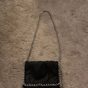 Tiamo väska - En tiamo väska köpt på Scorett för 550kr andvönd få tal gånger och är i bra skick, inga tecken på andväning. Kontakta gärna för pris förslag 