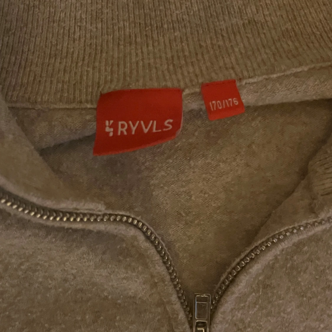 Beige half zip tröja från RYVLS - 2