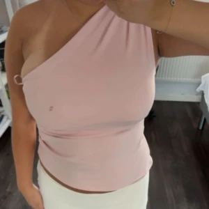 one shoulder rosa tröja - helt oanvänd topp ifrån Gina
