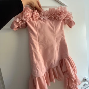 Klänning - Säljer klänning från Bella Barnett i storlek 36. Använd en gång. Pris: 700kr