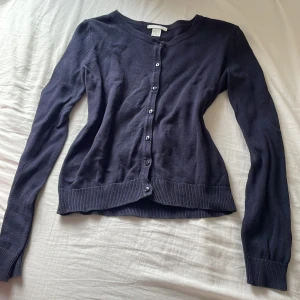 Långärmad kofta - Mörkblå långärmad kofta från H&M i storlek xs💕