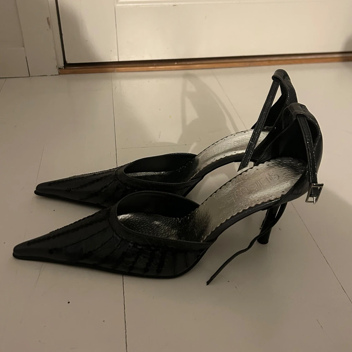 Svarta spetsiga pumps från Qimeluq