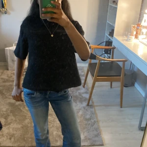 Svart stickad tröja från Gina Tricot - Kortärmad stickad kofta från ginas premium collection💕Den är använd några få gånger men för ungefär ett halv år sedan🥰 Storlek S men passar mig som är ca 155cm💕