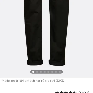 Svarta straight jeans från Dressmann - Svarta jeans från Dressmann i regular fit med straight leg. Klassisk femficksmodell med silverfärgade nitar och bälteshällor. Jeansen är i bomullsmix och har en enkel, stilren look som passar till det mesta. Märkta med 'Stay Black' för extra färgbeständighet.