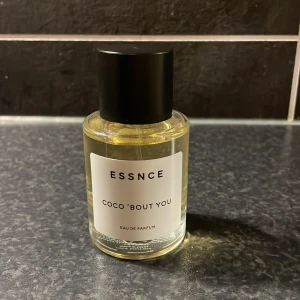 ESSNCE Coco 'Bout You parfym - Parfymen Coco 'Bout You från ESSNCE kommer i en stilren, rund glasflaska med svart lock och metallfärgad spray. Doften är en Eau de Parfum och Innehållet är ljusgult och flaskan rymmer ca 50 ml. Har sprayat några sprut innan💗