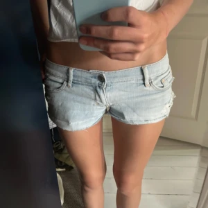 Lågmidjade Ljusblå jeansshorts Abercrombie - Snygga ljusblå jeansshorts från Abercrombie & Fitch med låg midja och råa, fransiga kanter. Kan få ner i pris vid snabb affär💓