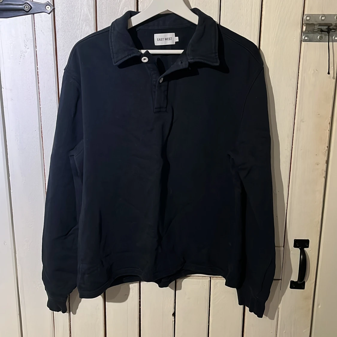 Svart pikétröja från East West