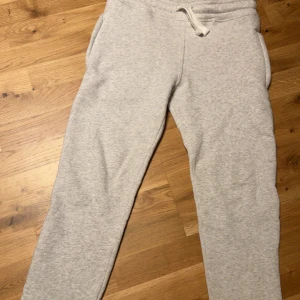 Russmerch byxor - Grå byxor från russmerch. Helt nya men klippte bort lappen så går inte att returnera… Säljer då jag köpte fel modell. Pris kan diskuteras🩷
