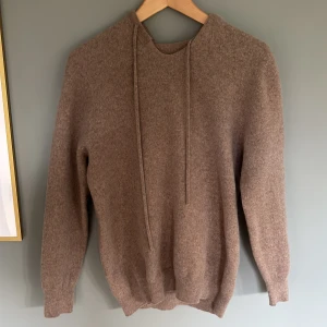 Beige Kashmir Hoodie - Säljer min sjukt feta kashmir hoodie då den är för liten för mig perfekt nu inför skolstarten och sena kvällarna, pris 600 inget pris hugget i sten. Fynda innan nån annan gör de!