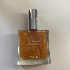 CAIA The Glow Oil  - Säljer CAIA The Glow Oil, en lyxig kroppsolja med guldig shimmer. Innehåller avokadoolja och vitamin E för extra glow.
