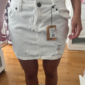 Lågmidjade kjol  - Söt kjol, aldrig använd av mig ( prislappen är på) köpt på Sellpy 