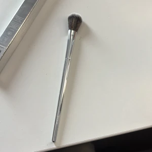 CAIA  Highlighter Brush F23 - Säljer en CAIA  Highlighter Brush F23