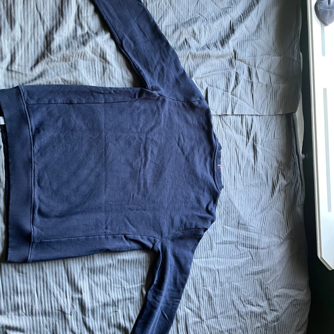 Mörkblå sweatshirt från Les Deux - 1