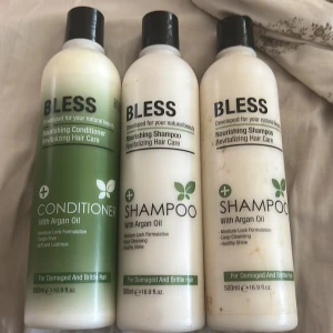 Bless schampo & balsam med arganolja - Säljer ett set med två schampon och ett balsam från Bless, alla med arganolja. Flaskorna är vita och gröna, 500 ml styck. Produkterna är återfuktande och passar särskilt för skadat och torrt hår. Ger glans och mjukhet, och är berikade med närande ingredienser.