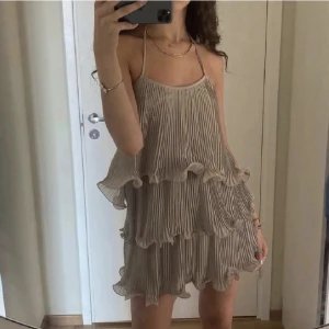 Volangklänning från H&M - Så snygg volangklänning ifrån H&M, storlek M❤️