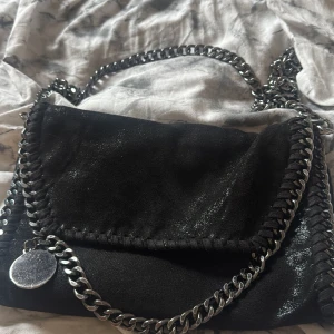 Axelrems väska - Köpt för 400 säljer för 250. Stella mccartney liknande väska.