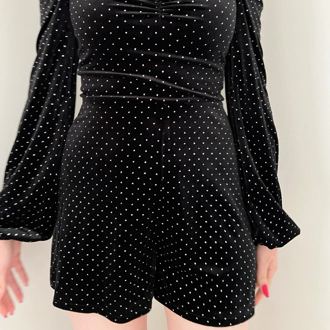 Svart prickig sammetsklänning S - 1