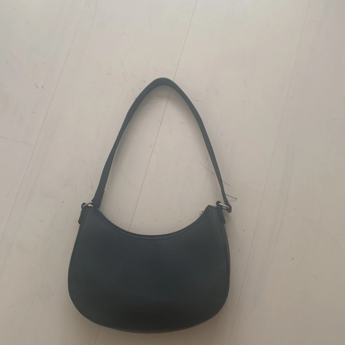 Svart axelväska i skinnlook - 1