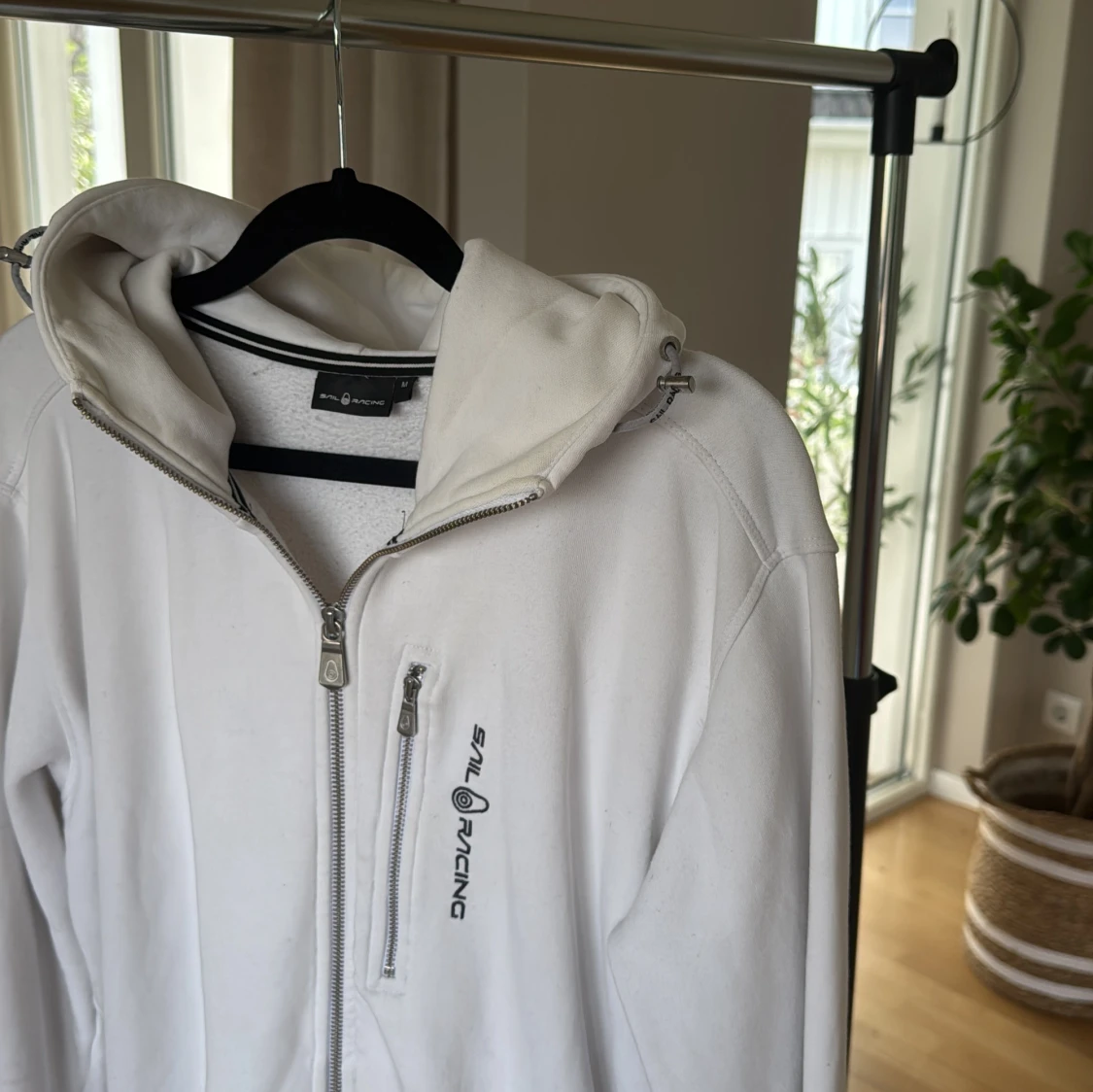 Vit hoodie från Sail Racing med huva - 1