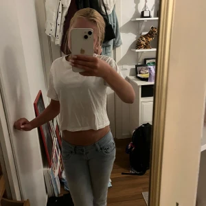 Vit croppad t-shirt  - Vit cropped T-shirt från Kappahl i stl 134-146🩷snyggt att ha med ett linne under! Kan användas av mig som även är Xs 