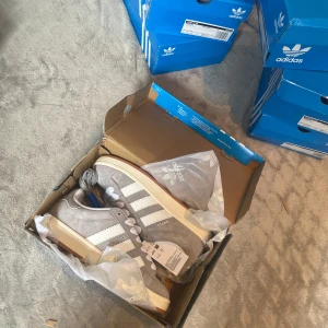 𝗔𝗱𝗶𝗱𝗮𝘀 𝗖𝗮𝗺𝗽𝘂𝘀 00 - 𝗔𝗱𝗶𝗱𝗮𝘀 𝗖𝗮𝗺𝗽𝘂𝘀 00 – 𝗴𝗿å, 𝘀𝘁𝗿𝗹 38 Helt nya och oanvända sneakers. Boxen är delvis skadad då de köpts upp från ett lager, därför säljs de billigare. Skorna är i perfekt skick.