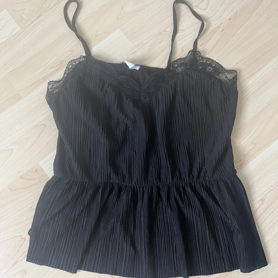 Svart spets plisserad linnetopp från Amisu - 4
