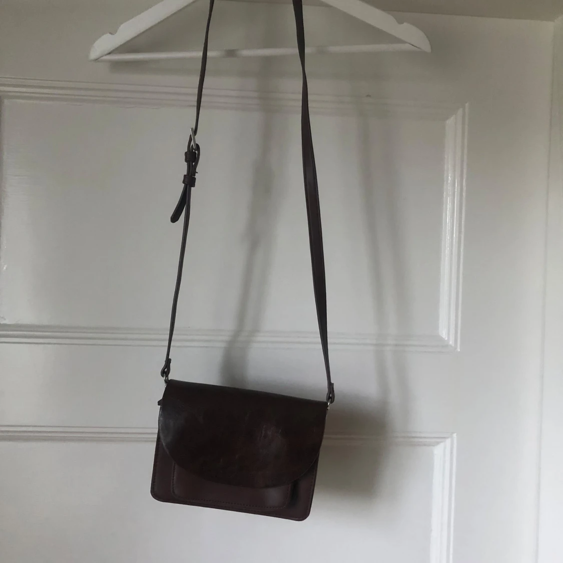 Brun axelväska i skinn med dragkedja - 1