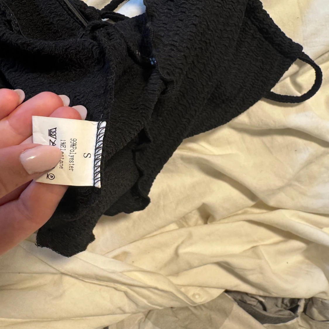 Svart croppad linnetopp med knyt - 2