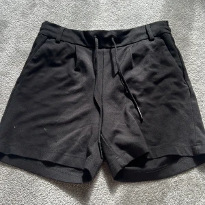 Svarta shorts från ONLY Blue Denim XS - Svarta shorts från ONLY Blue Denim i mjukt bomullsmaterial. De har snörning i midjan, elastisk bakdel och fickor både fram och bak. Passformen är normal och stilen är enkel och clean, perfekt för chill dagar.
