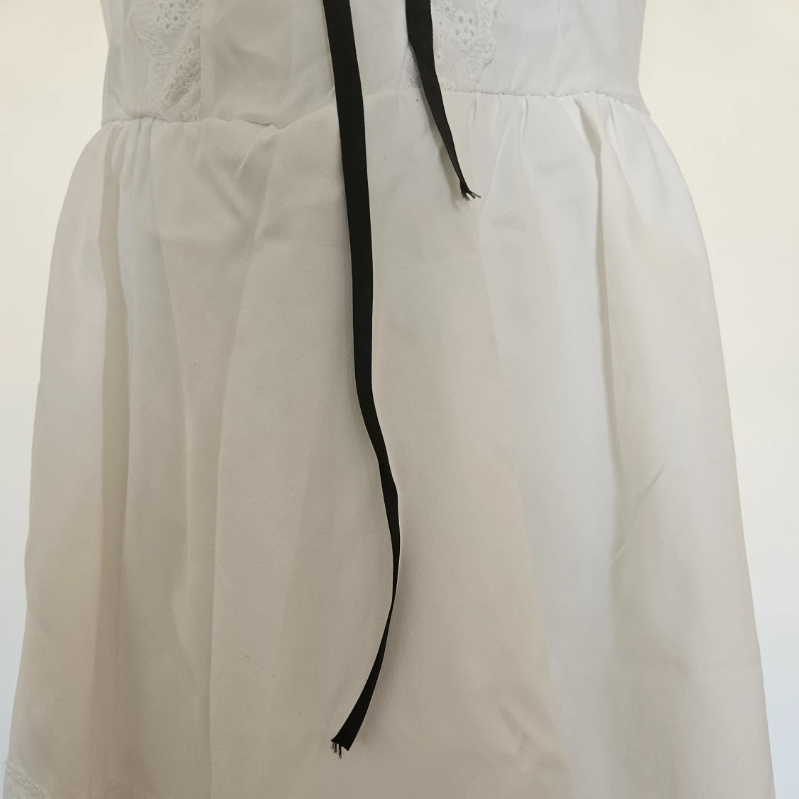 Vit sjömansklänning med svarta detaljer  - 3