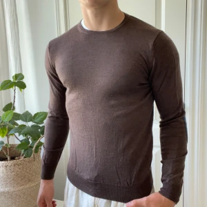 Stenströms tröja S - Holy slim fit, väldigt slim fit nästan för tight på mig som är 180,75 kg. Den har inga som helst defekter och är väldigt skön i materialet. Kom med frågor! 