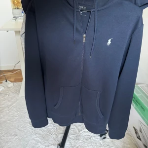 Ralph Lauren zip hoodie - Navy blue Knappt använd Fler bilder kan ges om så önskas