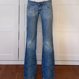 Lowwaist bootcut jeans  - Midjemått: 82, Innerbenslängd: 83, Grenmått: 19💕 Säljer massvis med fler lågmidjade bootcut jeans och lågmidjade jeansshorts! Så kika in min profil💘