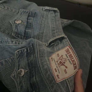 Becca midrise bootcut flap - Snygga ljusblå bootcut jeans från True Religion med en medelhög midja. Använda ett par tiotal gånger men inga defekter🤍