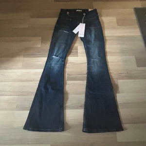 Mörkblå bootcut jeans XXS från Populär -  Gina Tricot, helt nya oanvända med prislapp kvar. Säljer på grund av fel storlek. pleated flare jeans tall i xss