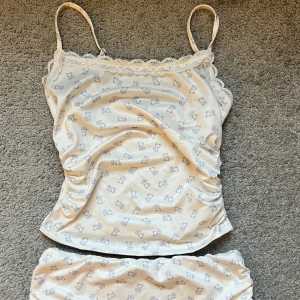 Söt vitblå pyjamas med nallemönster och spets - Supergullig pyjamas i vit med små blå nallebjörnar över hela tyget, från shein. Materialet är mjukt och stretchigt.