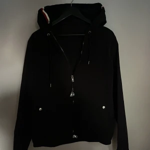 Svart vindjacka från Moncler med huva - Säljer denna Moncler windbrake jackan. Den är väldigt snygg och bra skick. Passar perfa till hösten!