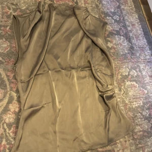 Satin blus - Skit snygg blus, finns bilder på om ni vill veta hur den sitter
