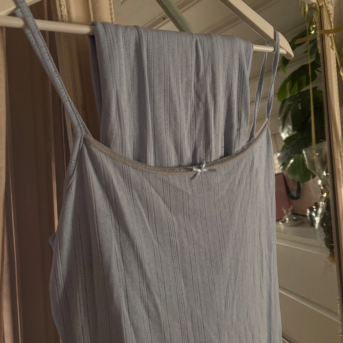 Ljusblå långkjol inklusive topp med spetsdetalj