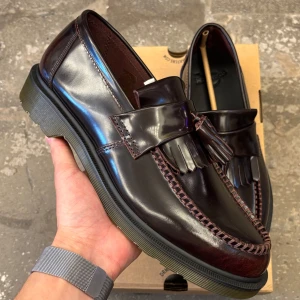 De Martens Adrian Loafers - Tja! Säljer ett par nya, oanvända Dr Martens Adrian Loafers ’cherry red’. Möts i Sthlm eller frakt! Skulle säga att dessa även kan funka som ett par 44or. Bara att höra av dig vid funderingar eller prisförslag!✌🏻