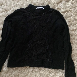 Svart stickad tröja med spets från ZARA - En svart tröja med spets i mitten, spetsen är på både baksidan och framsidan💗jag har använt den en gång men säljer för att jag inte använder den längre 💗